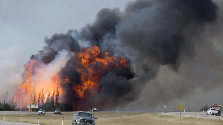 Najgora prirodna katastrofa u povijesti Kanade: požar u Alberti se nastavlja širiti