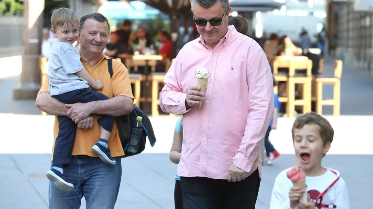 Premijer Ore&scaron;ković sa sinom pro&scaron;etao &scaron;picom, pojeo sladoled i družio se s građanima
