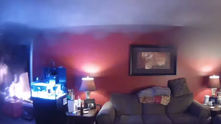 Kanađanin preko videonadzora gledao kako mu plamen guta kuću