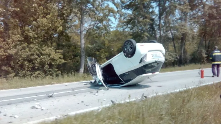 Prometna nesreća na cesti između Otoka i Preloga: Jedno vozilo zavr&scaron;ilo na krovu