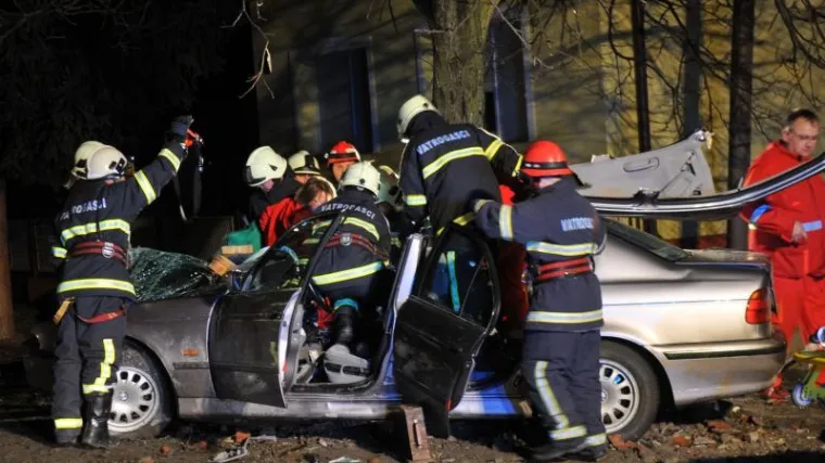 Tročlanu obitelj vatrogasci izvlačili iz zgnječenog automobila