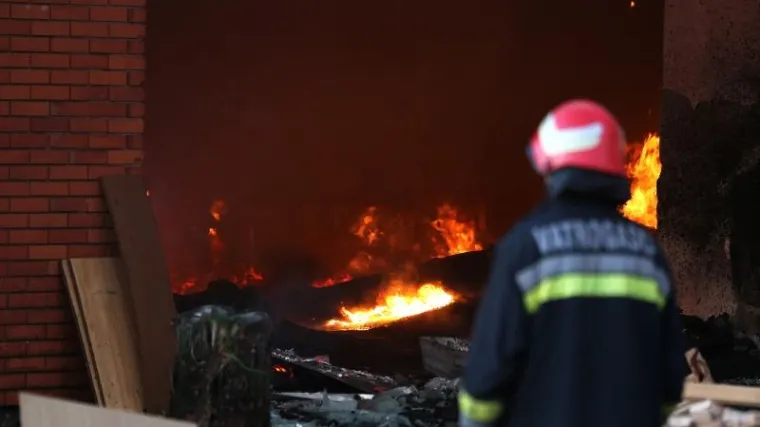 Palio otpad - pa zapalio skladi&scaron;ta poduzeća, &scaron;teta vi&scaron;e stotina tisuća kuna