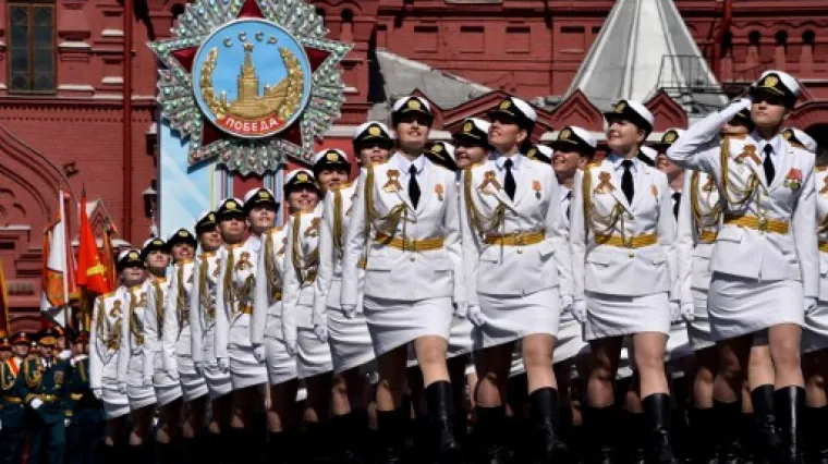 Crvenim trgom prvi puta mar&scaron;irale i seksi kadetkinje