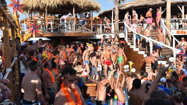 Turistički bum u Novalji: gradić s 3.500 stanovnika u sezonu ulazi s 22.000 ležajeva