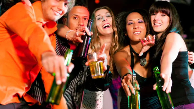 Policija tijekom travnja ispisala 49 kazne mladima u Osijeku zbog ispijanja alkohola na javnom mjestu