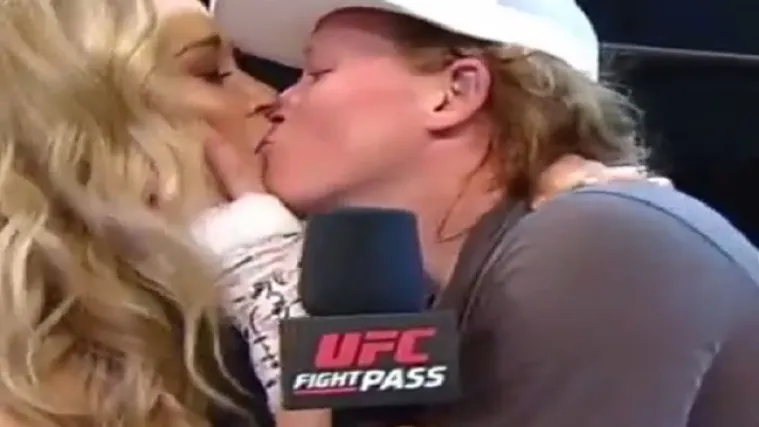 MMA prvakinja iznenadila je poljupcem u usta