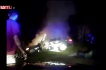 Korak do smrti: policajci ga izvukli iz gorućeg automobila