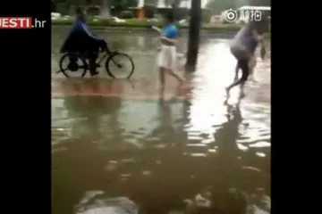 Ma kakva poplava: ovom biciklistu voda nimalo ne smeta