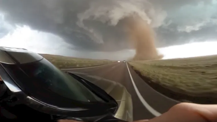 Impresivna snimka: iz automobila snimili tornado kao nitko dosad