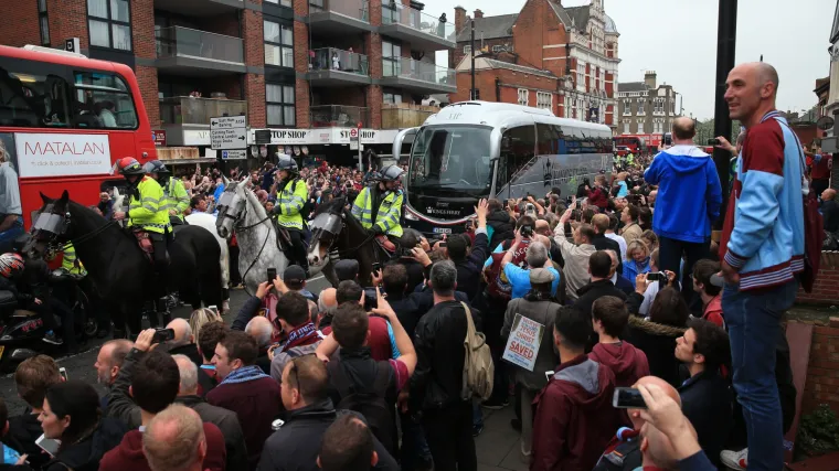 West Ham će doživotno zabraniti dolazak na utakmice huliganima koji su napali autobus Uniteda
