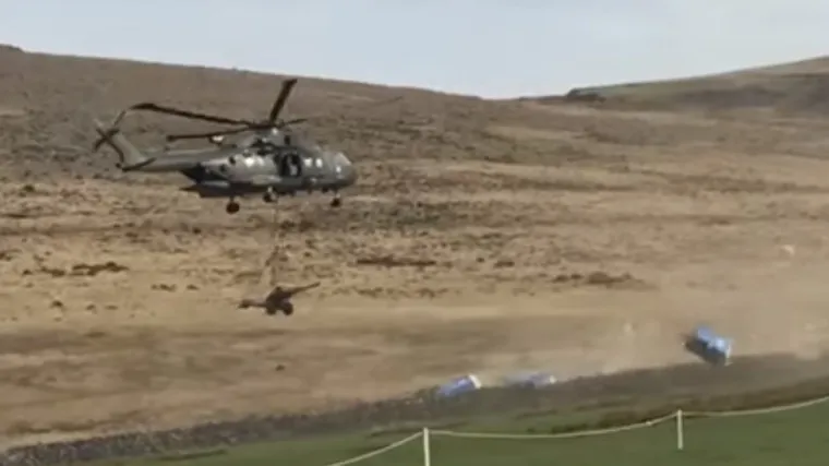 Transportni helikopter otpuhao pokretne toalete