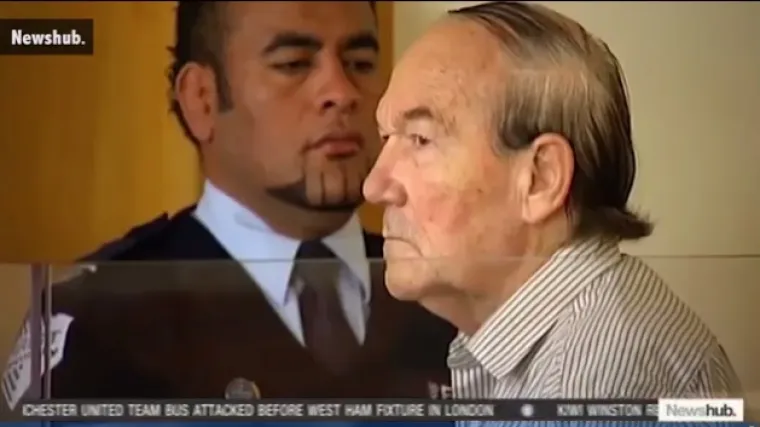 Zavezao ju je lancima i lisicama pa joj glavu zatvorio u kutiju