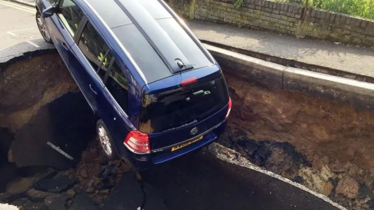 I Britanci imaju svoju 'rupu na Slavonskoj': usred Londona se otvorila cesta i 'progutala' obiteljski auto