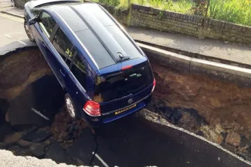 I Britanci imaju svoju 'rupu na Slavonskoj': usred Londona se otvorila cesta i 'progutala' obiteljski auto