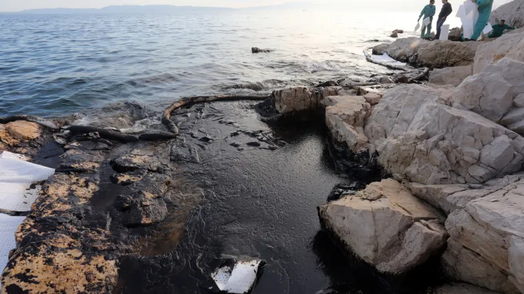 Ekolo&scaron;ki incident u Kostreni: iz Inine rafinerije iscurio mazut, oneči&scaron;ćeno more i obala!