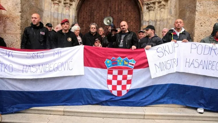 Održali skup potpore ministru Hasanbegoviću pred Saborom