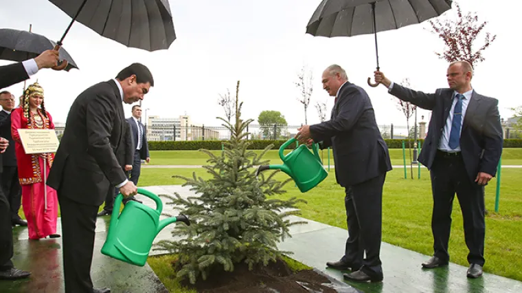 Susret predsjednika izazvao salve podsmijeha: zajedno zasadili drvo i zalijevali ga po ki&scaron;i
