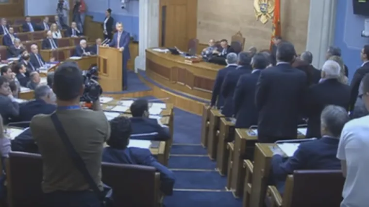 Zastupnici premijeru skandirali 'Lopove!'. On im poručio: 'Bravo, kreteni!'