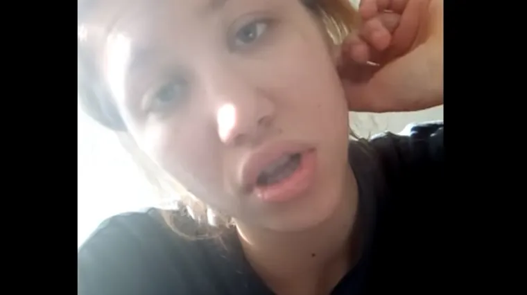 Jo&scaron; jedna cura traži dečka preko neta. Ovaj put normalnog