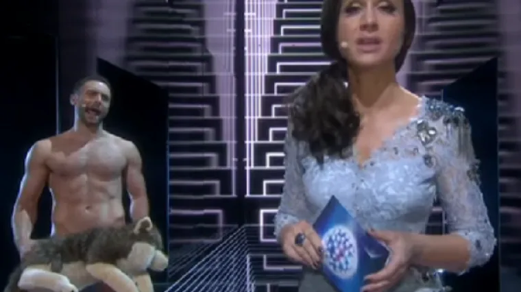 Seksi voditelj Eurosonga se popeo na pozornicu potpuno gol!