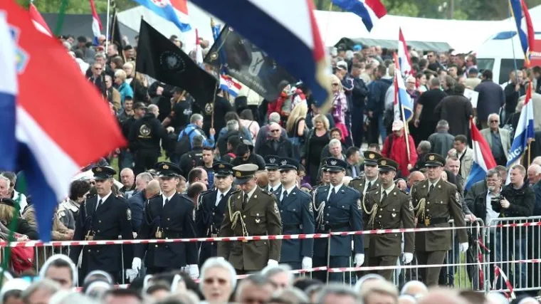 Policija objasnila zašto je došlo do oduzimanja oružja Počasnom vodu HV-a