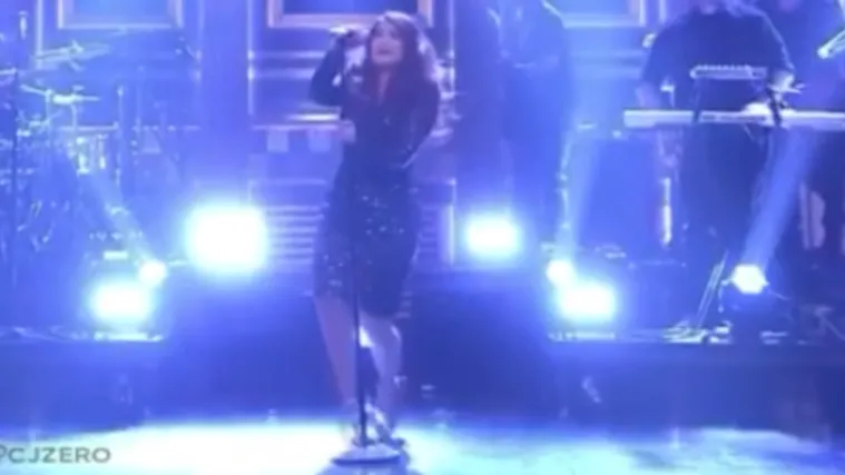 Poznata pjevačica pala usred nastupa, a reakcija voditelja je genijalna