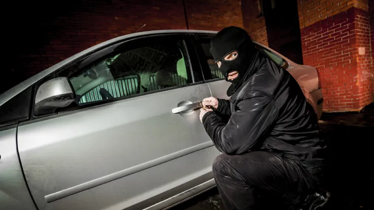 Policija u dvori&scaron;tu 20-godi&scaron;njaka prona&scaron;la ukraden automobil