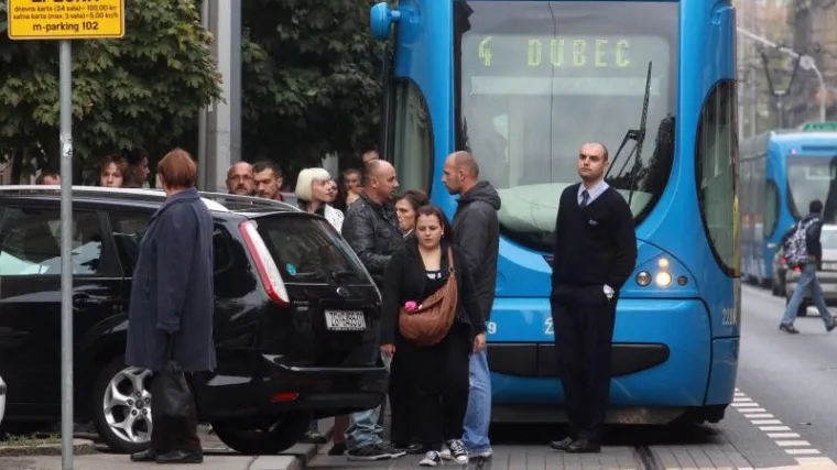 U Zagrebu se sudarili tramvaj i osobni automobil: promet ograničen, linije 2, 4 i 9 preusmjerene