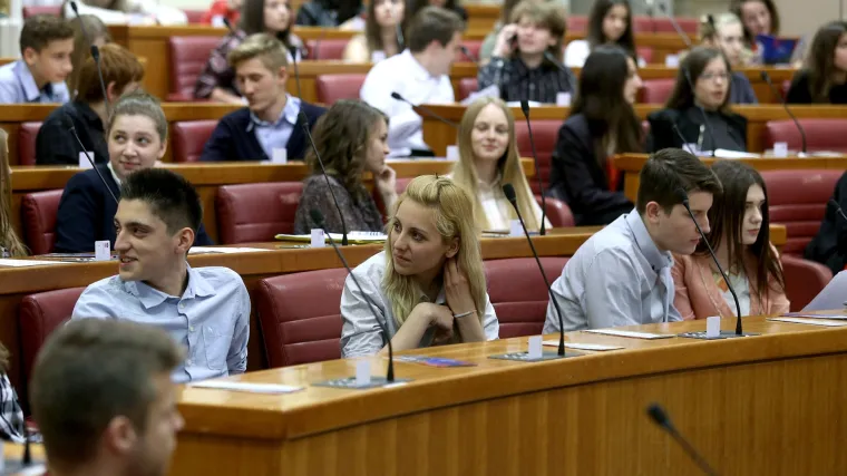 Srednjo&scaron;kolci simulirali saborsku sjednicu: 'Hrvatska se previ&scaron;e oslanja na ljetni turizam i more'