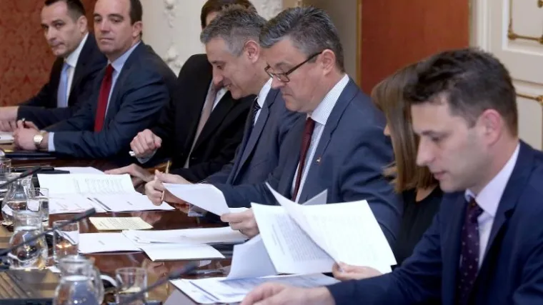 Paraliza države još uvijek se nije prelila na ekonomiju, ali hoće