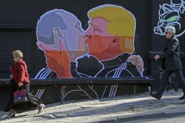 Ova slika Putina i Trumpa u gay zagrljaju ekspresno se proširila svijetom