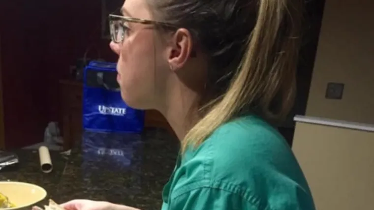 Muž ju je na&scaron;ao kako sama jede, ali je dobro znao &scaron;to skriva