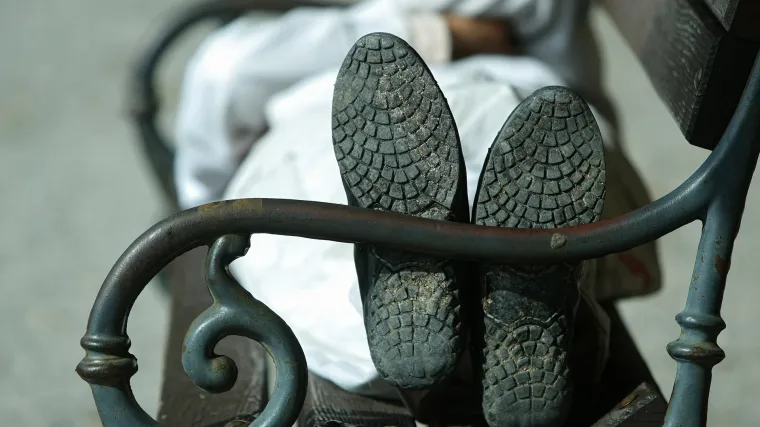 Kažnjivo prosjačenje i hrkanje na klupi, ali ne i davanje alkohola maloljetnicima!