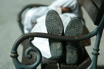 Kažnjivo prosjačenje i hrkanje na klupi, ali ne i davanje alkohola maloljetnicima!