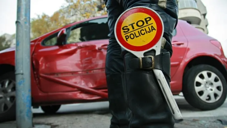 Nekoliko osoba ozlijeđeno u jakom sudaru dvaju automobila