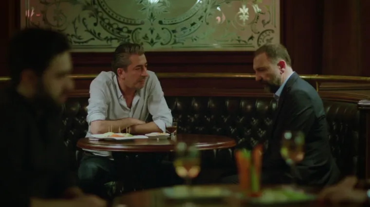 Hazal (Tuđi život) se je zaljubila u oženjenog profesora iz matematike