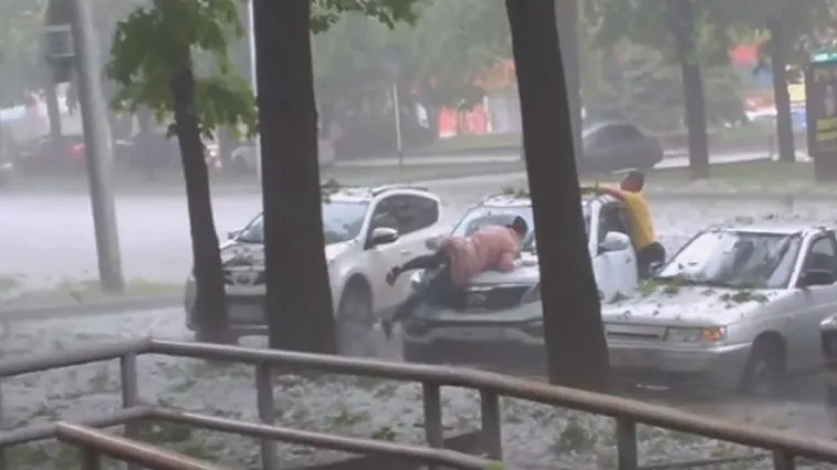 Pokušala ga je tijelom zaštititi od tuče