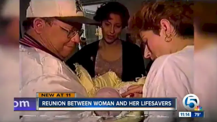 Kao bebu su je ostavili čvrsto zavezanu u kontejneru, a on ju je spasio