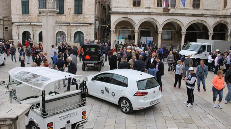 Atrakcija na Stradunu: Svi se okretali za električnim autima, i Vlahu&scaron;ić sjeo za volan