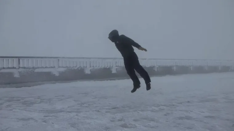 Čovjek je doslovno poletio zbog uraganskog vjetra, pogledajte ludi video