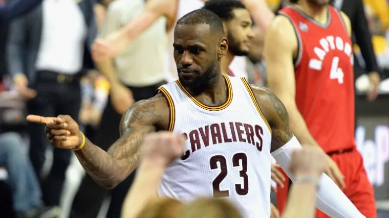 Fenomenalni LeBron uni&scaron;tio Toronto i jo&scaron; se malo približio Jordanu