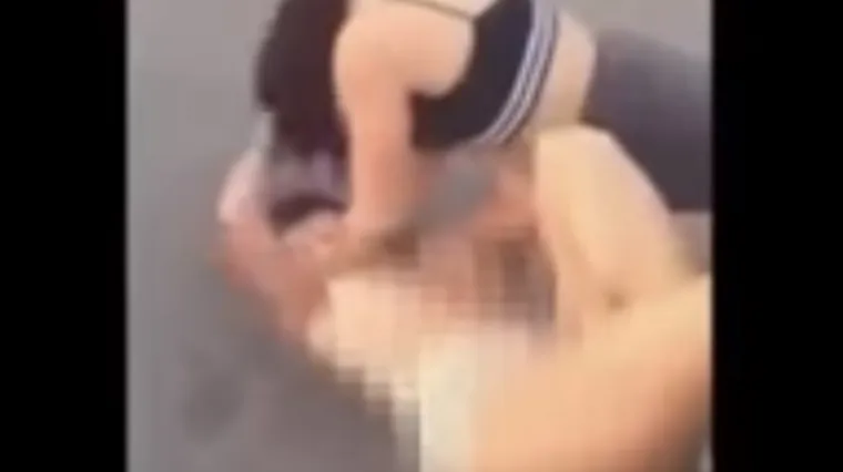 Polugole djevojke žestoko se pomlatile na parkingu