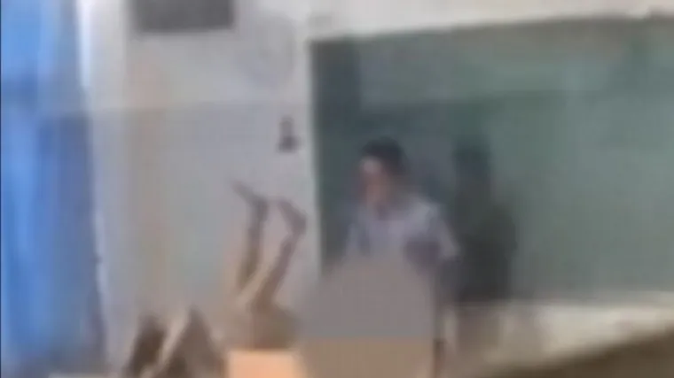 Profesor navalio na studenticu u učionici pa ih snimila kamera