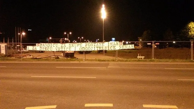 Bandića dočekao transparent: 'Za Markićkine mar&scaron;eve i fontane ima&scaron;, a za djecu i vrtiće nema&scaron;'