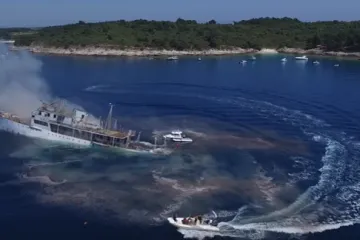 Genijalna snimka potapanja broda JNA iz zraka, pod vodom i s palube