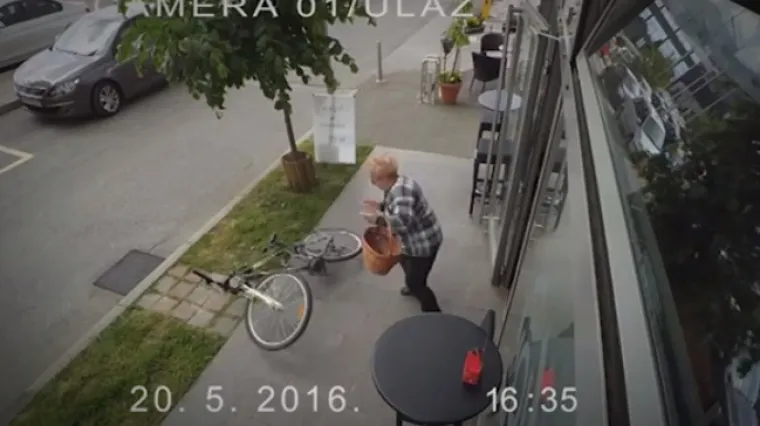 Nespretna bakica usred dana skinula lokot i ukrala bicikl!