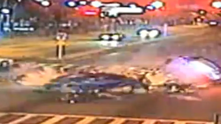 Policajac punom brzinom projurio kroz crveno i udario u nadolazeći auto