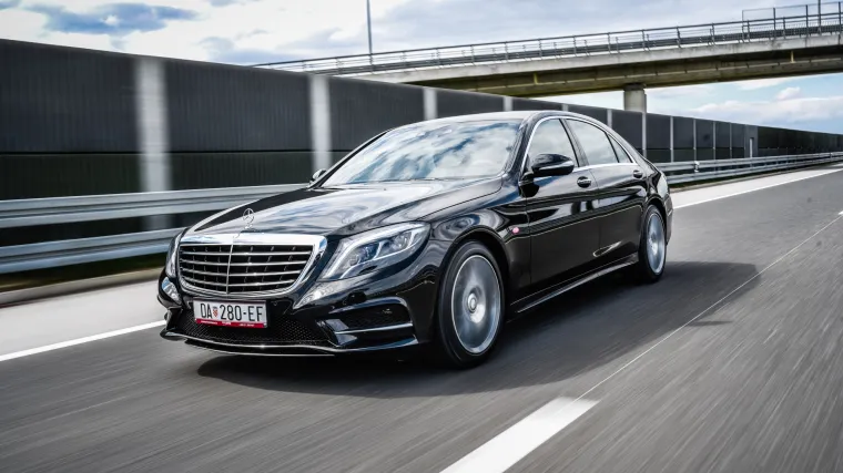 Pogledajte kako izgleda nestvarna vožnja u jednom od najboljih auta današnjice