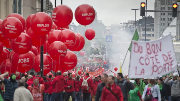 Deseci tisuća ljudi ustali protiv novog zakona o radu: policija se branila vodenim topovima!