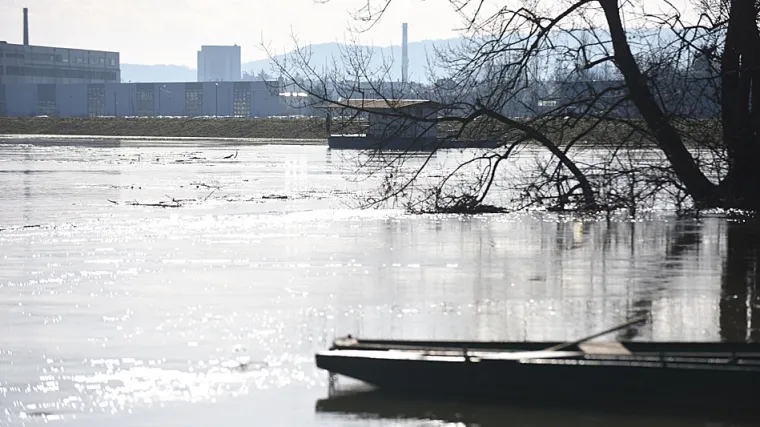 Tko je zagađivač? Na rijeci Kupi u Selcu pojavila se poveća masna mrlja